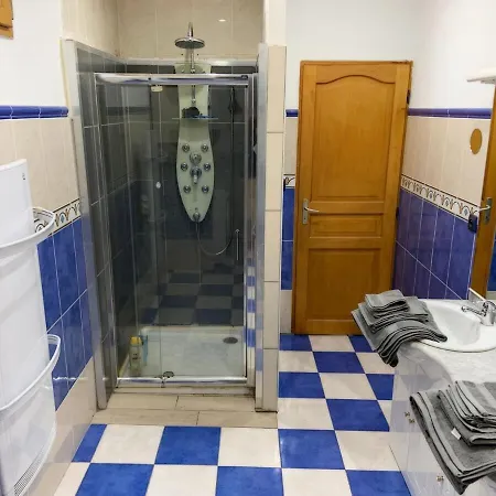 Vakantiehuis Beautiful Spacious House & Courtyard Bbq